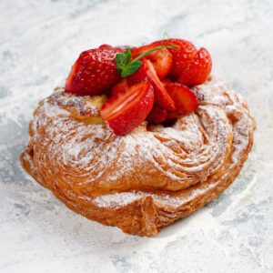 Даниш с клубникой